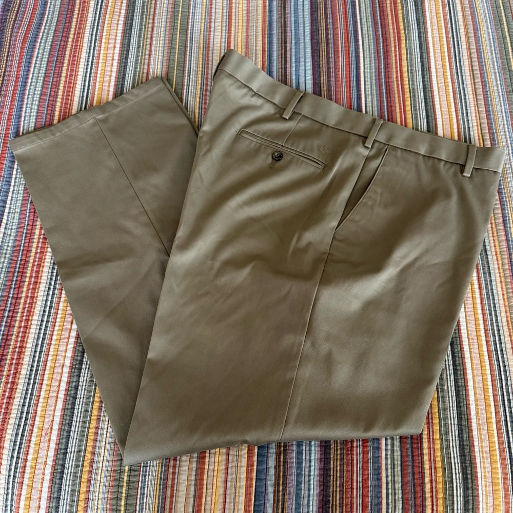 Dockers Classic Fit Flat Front khaki chino pants Men's 42x32 cotton Like new